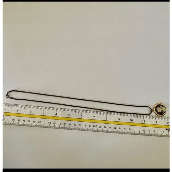 Gold tone cameo necklace - Picture 7 of 11